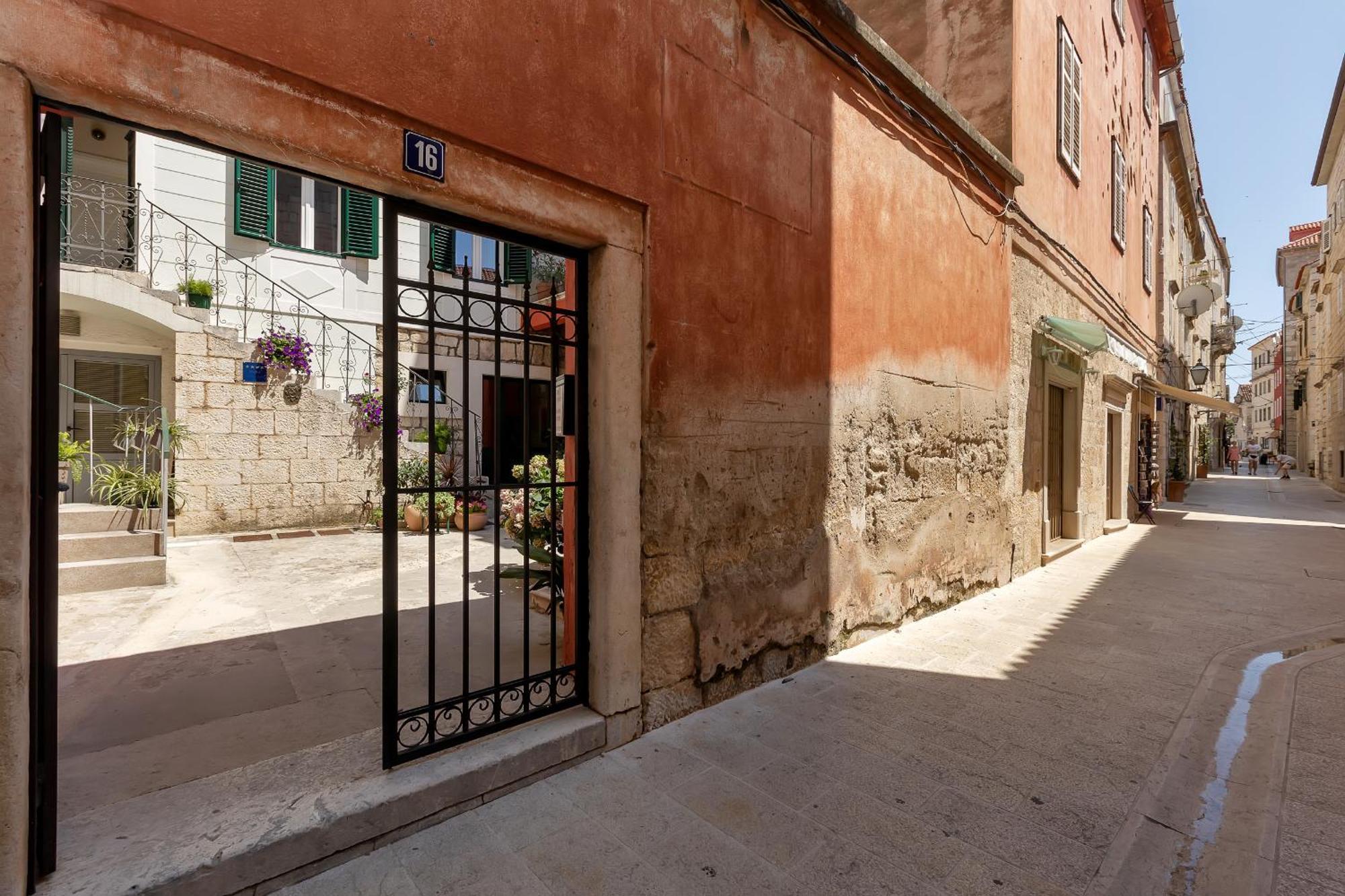 City Center Apartment Dvor Kalalarga Makarska Eksteriør billede